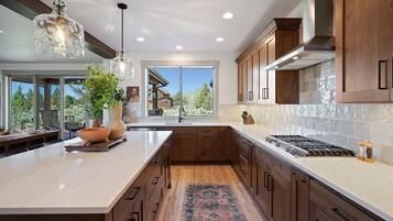 House, 4 Bedrooms | Private kitchen | Fridge, oven, coffee/tea maker, toaster