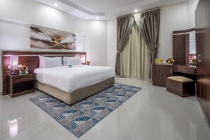 Suite Two Bedroom | Brankas dan setrika/meja setrika