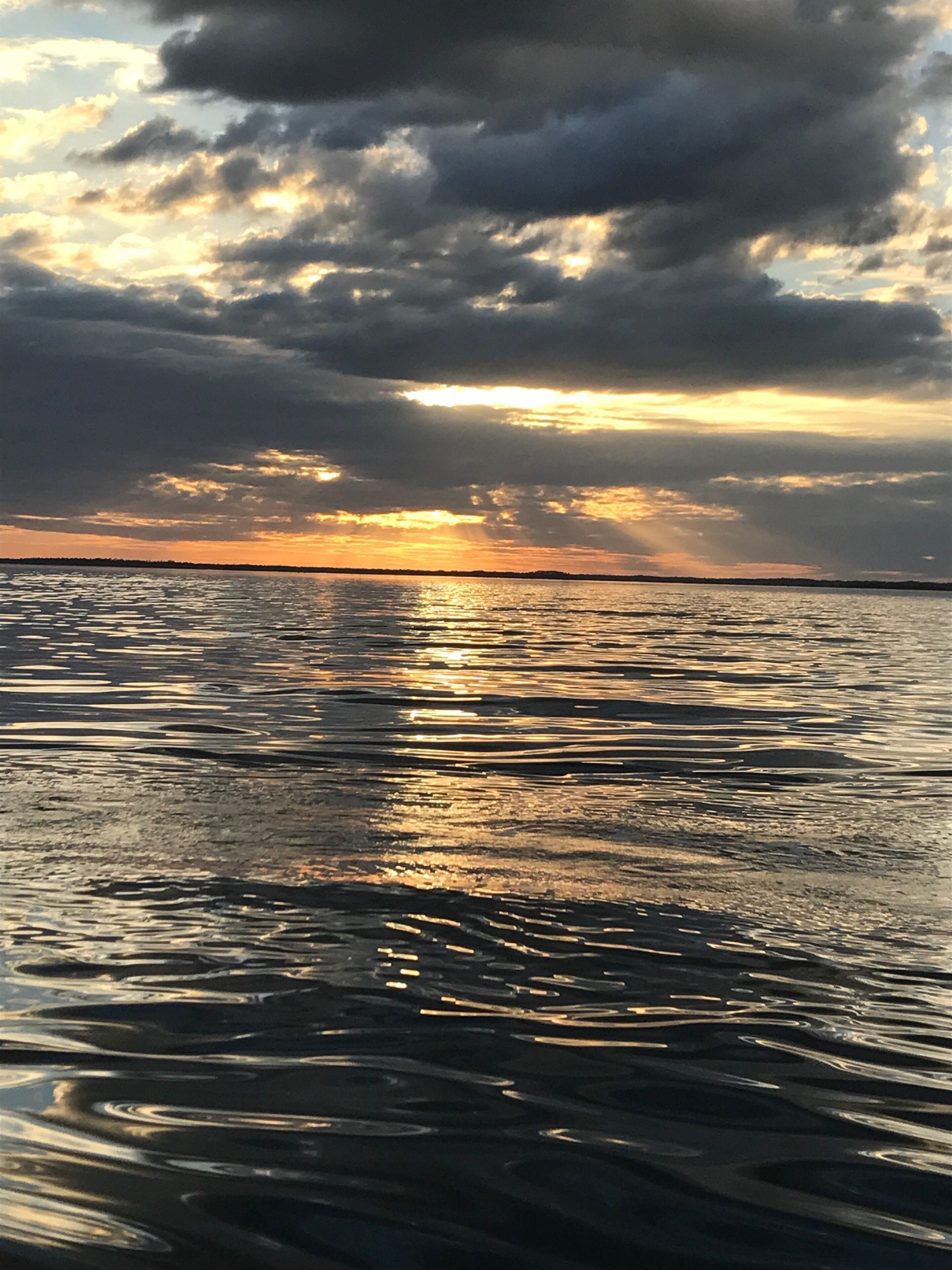 Une étendue d'eau calme qui reflète le ciel.
