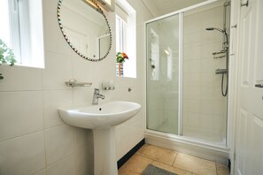 Een douche, een haardroger, handdoeken