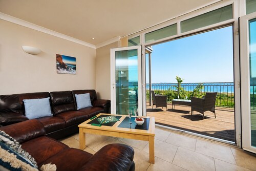Apartment with amazing Sea Views from Balcony. Pets go free!
