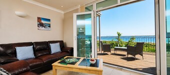 Apartment with amazing Sea Views from Balcony. Pets go free!