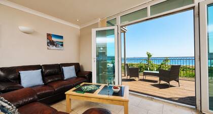 Apartment with amazing Sea Views from Balcony. Pets go free!