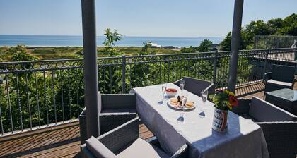 Apartment with amazing Sea Views from Balcony. Pets go free!