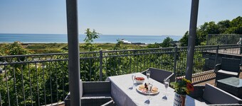 Apartment with amazing Sea Views from Balcony. Pets go free!