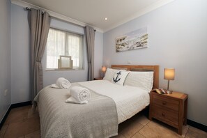 2 habitaciones, tabla de planchar con plancha y cuna de viaje