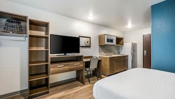 Una scrivania, postazione laptop, Wi-Fi gratuito, lenzuola