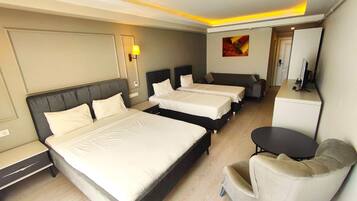 Kamar Quadruple Deluks | Seprai katun Mesir, seprai premium, minibar, dan didekorasi berbeda-beda