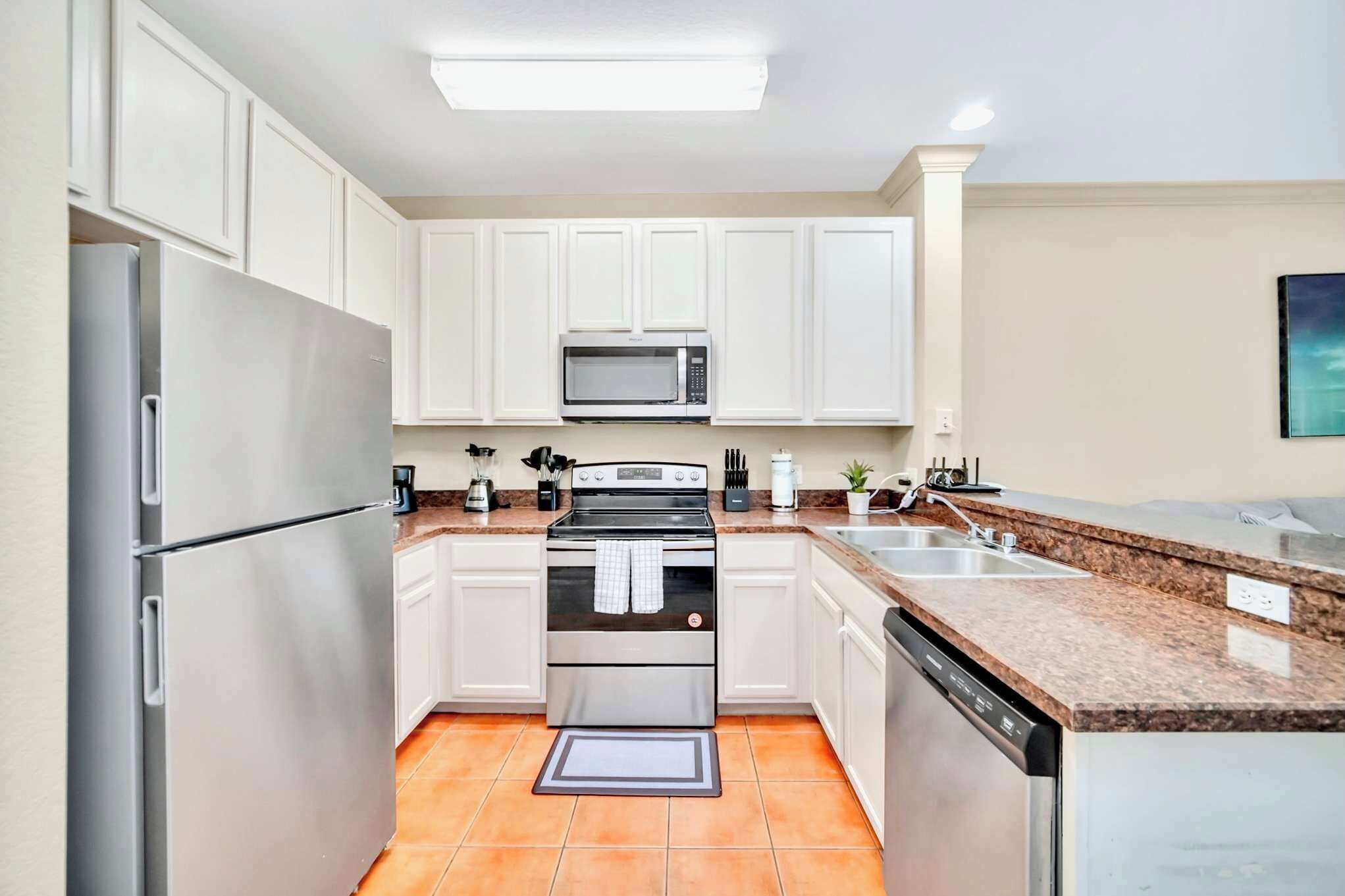 冷蔵庫、電子レンジ、オーブン、コンロ