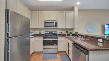 Frigorífico, microondas, horno y placa de cocina