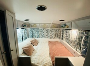 1 bedroom - Betty the boutique bus (Washaway)