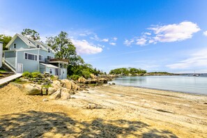 On the beach, sun-loungers, beach towels - Private Beach!  Dream vacation at your private beach in Gloucester (Gloucester)