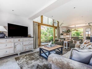 Smart TV - Peaceful And Beautiful Barn In Downland Village - Pass the Keys (Chichester)