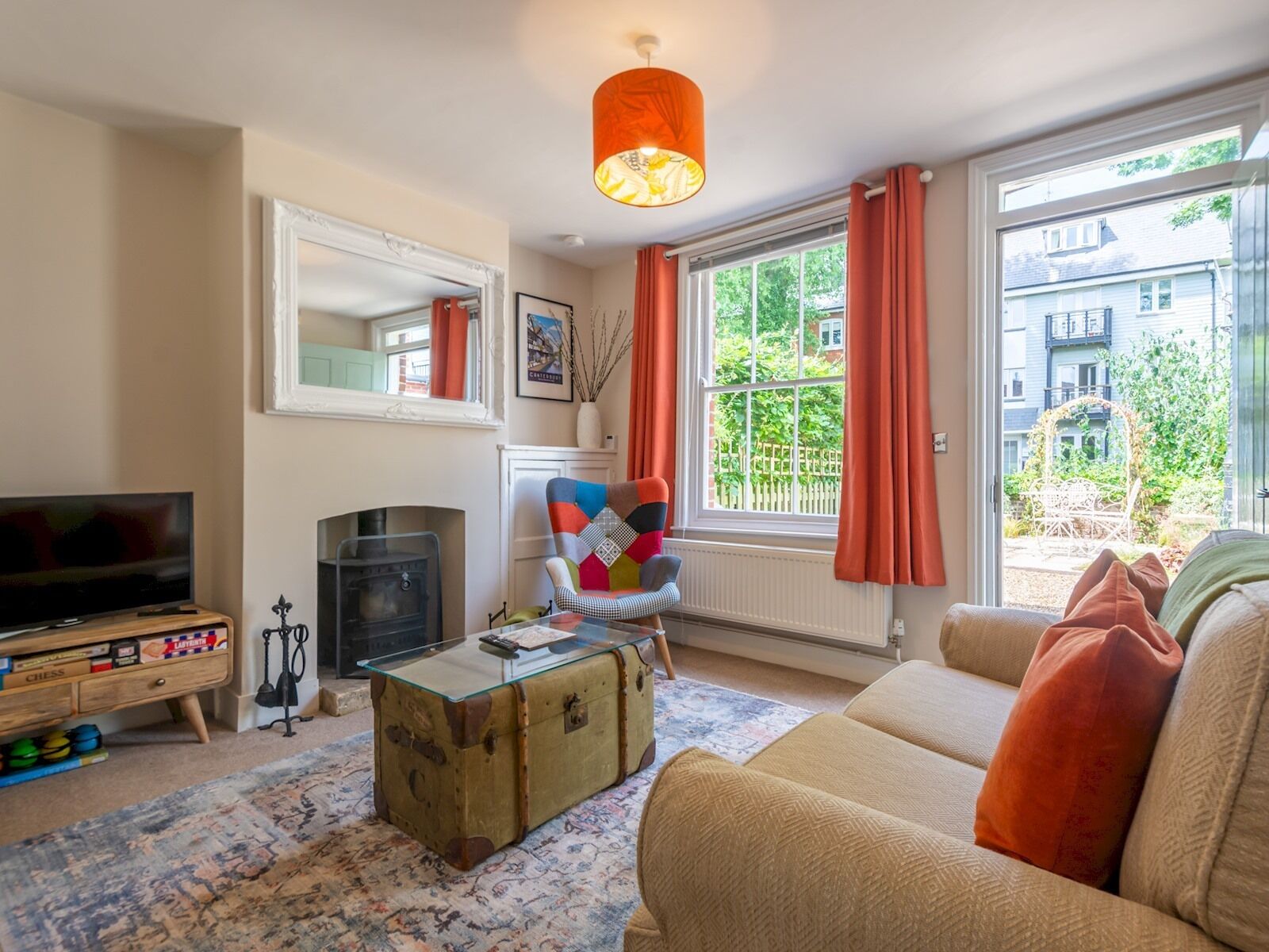 Smart-TV, Kamin, Bücher