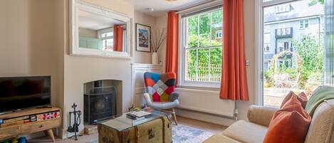 Smart-TV, Kamin, Bücher