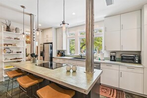 Kjøleskap, mikrobølgeovn, ovn og kokeplater