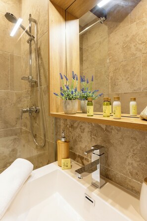 Room | Bathroom | Shower, hair dryer, towels - L'Interlude (Mons)