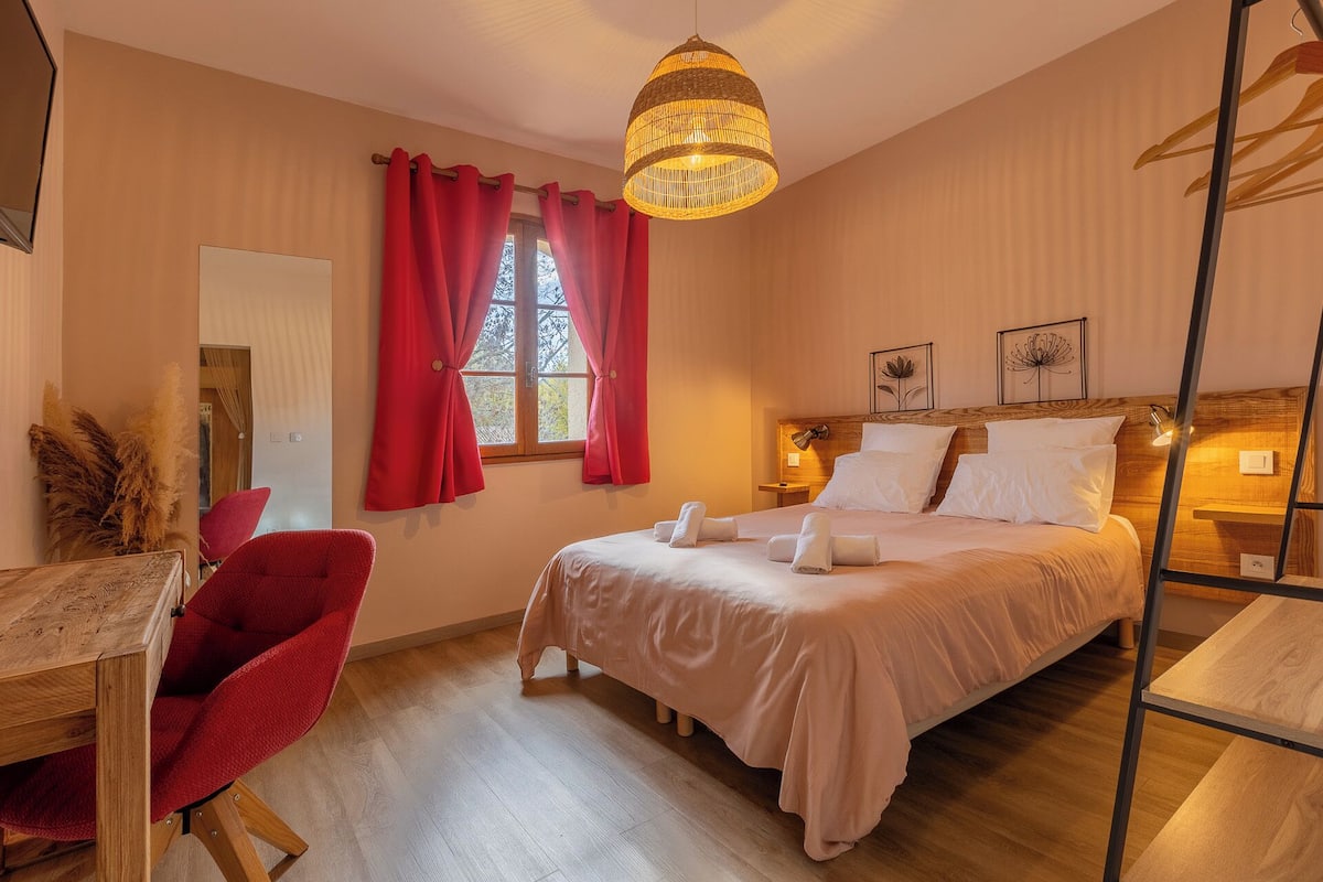 Standaard kamer, 1 twee- of 2 eenpersoonsbedden | 1 slaapkamer, luxe beddengoed, individueel gedecoreerd