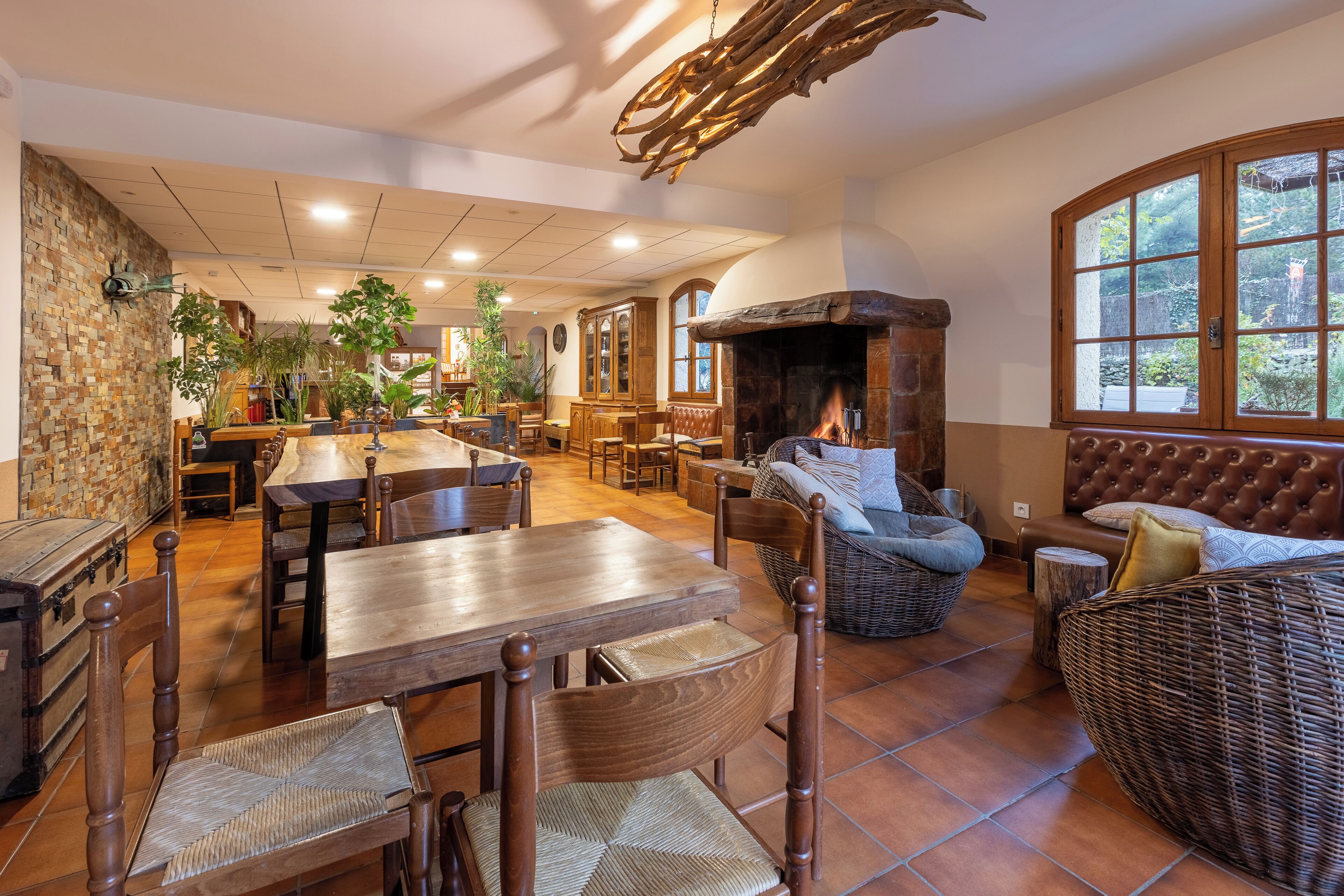 Télévision à écran plat de 60 cm avec chaînes numériques, télévision