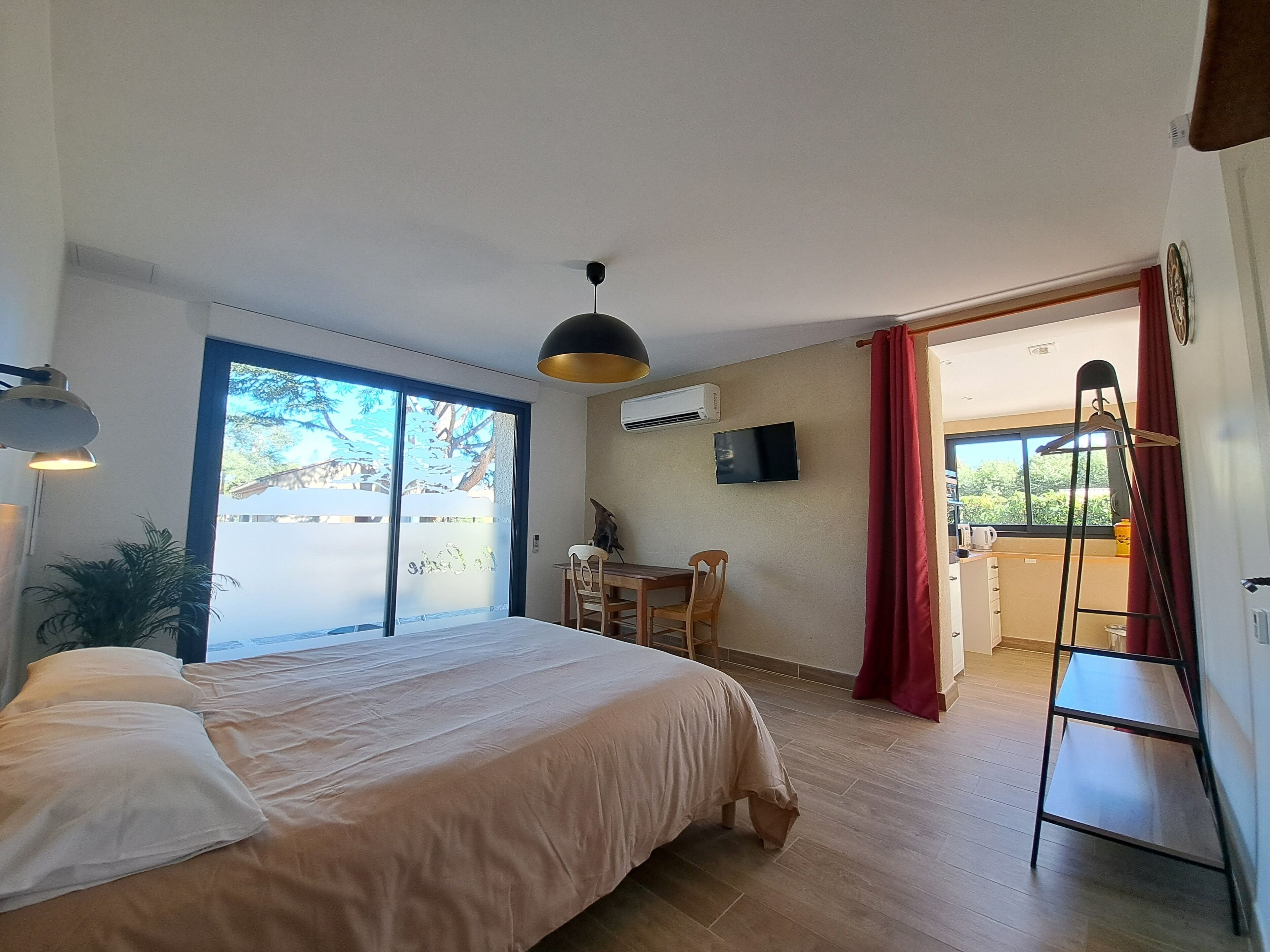 Comfort studio | Luxe beddengoed, individueel gedecoreerd, individueel gemeubileerd