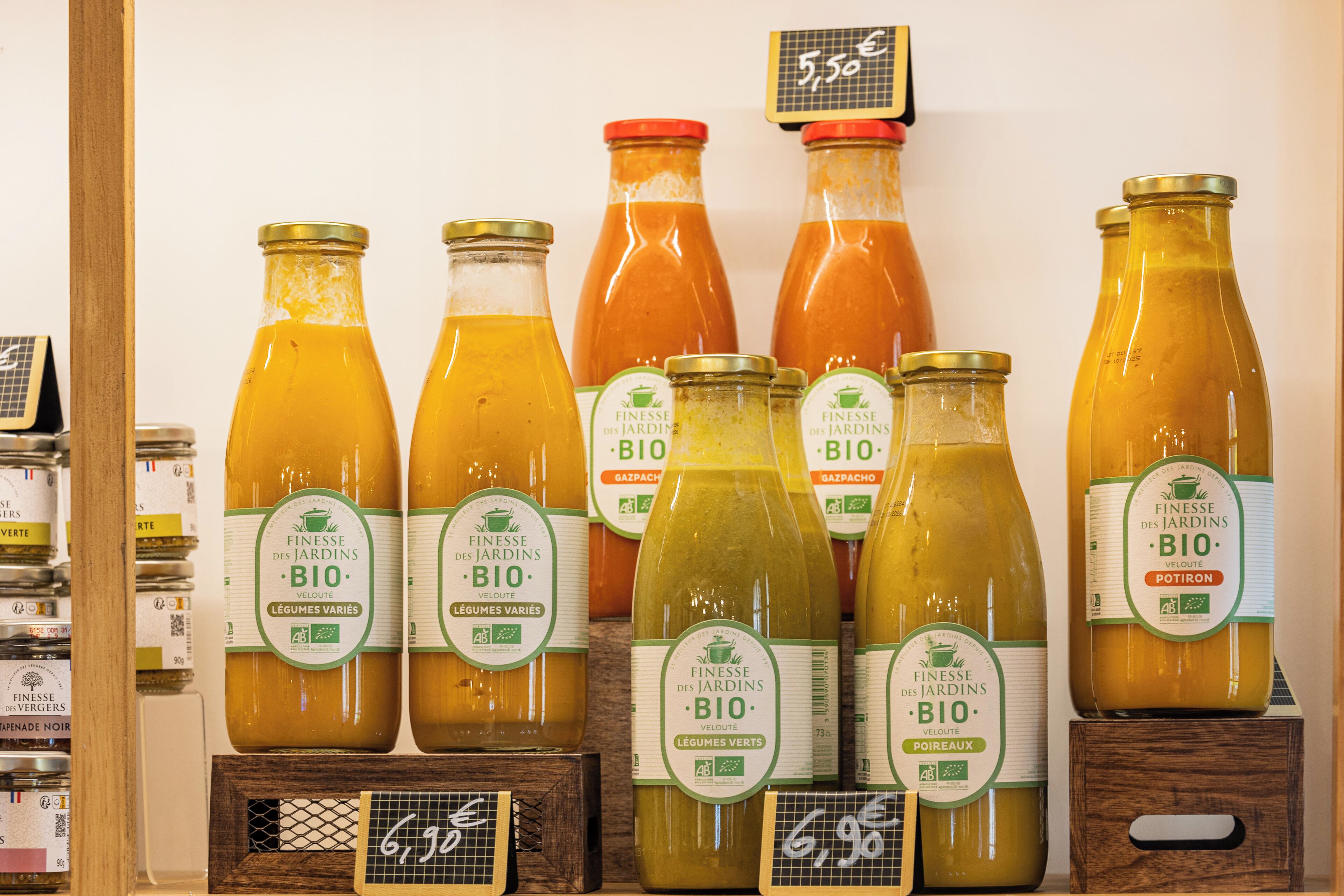 Se muestran varias botellas de productos 'Finesse des Jardins', incluyendo 'Veloute' y 'Poireaux', con un precio de 6,90€.