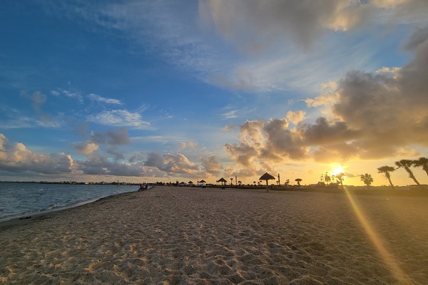 Nær stranden, solsenger og strandhåndklær