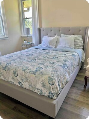 Tabla de planchar con plancha, wifi y ropa de cama 