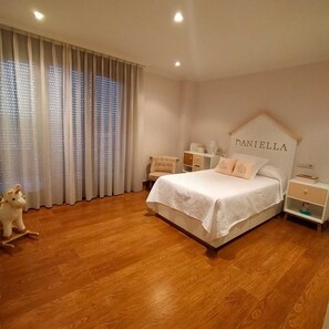4 chambres, bureau, fer et planche à repasser, accès au Wi-Fi (inclus)