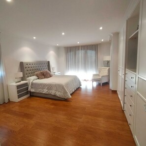 4 bedrooms, desk, iron/ironing board, free WiFi