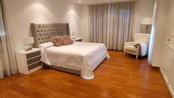 4 slaapkamers, een bureau, een strijkplank/strijkijzer, gratis wifi