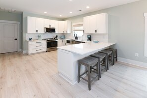 ثلاجة، ميكروويف، فرن، موقد طهي مسطح