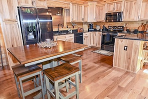 Full-size fridge, microwave, oven, stovetop