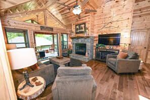 Smart TV, fireplace - Beautiful cabin 5 min to Murphy, screened in deck with gas fire pit & hot tub (Murphy)