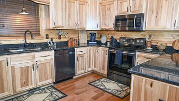 Grand réfrigérateur, micro-ondes, four, plaque de cuisson