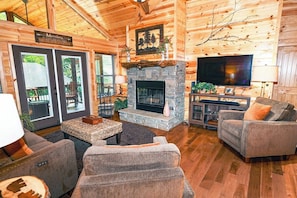 Smart TV, fireplace - Close to Town • Private Location • Hot Tub • Fire Pit (Murphy)