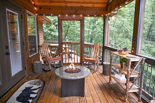 Beautiful cabin 5 min to Murphy, screened in deck with gas fire pit & hot tub