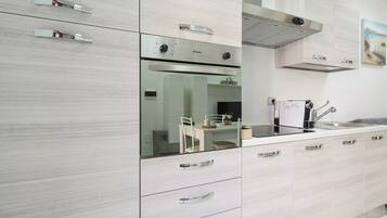 Réfrigérateur, four, cafetiÚre/bouilloire