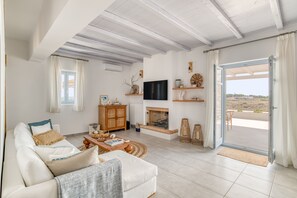 Smart TV, fireplace, stereo