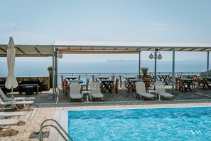 Una piscina al aire libre de temporada