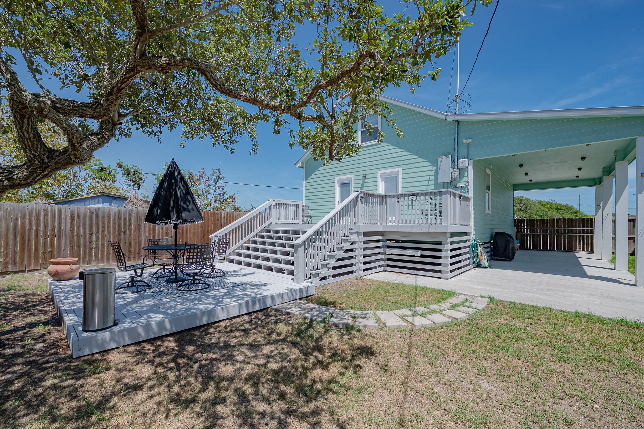 2BR/2BA w/ Loft, Boat Parking & Bikes – 3.5 Blocks to Aransas Bay