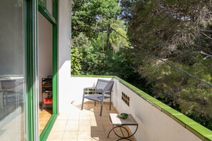 Property grounds - 3 bedroom apartment w/ terrace and 250m to Sa Riera in Begur (Ref. H10) (Begur)