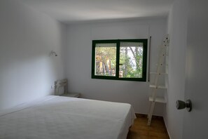 3 habitaciones, tabla de planchar con plancha y ropa de cama 