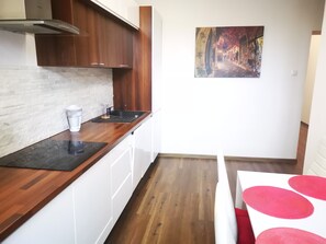Apartment | Eigene Küche | Großer Kühlschrank, Mikrowelle, Herdplatte, Geschirrspüler