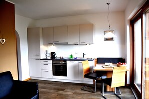 Kühlschrank, Ofen, Geschirrspüler, Wasserkocher mit Kaffee-/Teezubehör