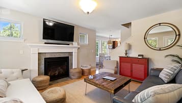 Smart TV, fireplace