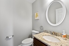 Combined shower/bathtub, hair dryer, towels, soap - Spacious 4 bedroom luxury Condo (Freeport)