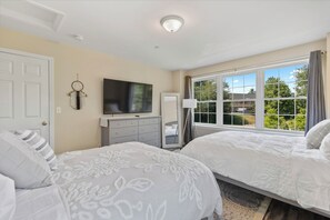 4 bedrooms, desk, iron/ironing board, travel cot - Spacious 4 bedroom luxury Condo (Freeport)