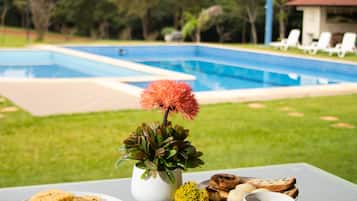 2 udendørs pools, åben fra kl. 07.00 til kl. 20.00, parasoller