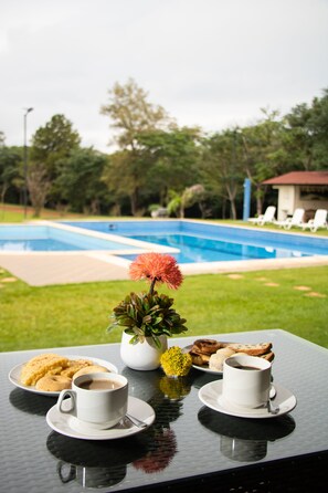 2 ulkouima-allasta avoinna 7.00–20.00, aurinkovarjoja, aurinkotuoleja