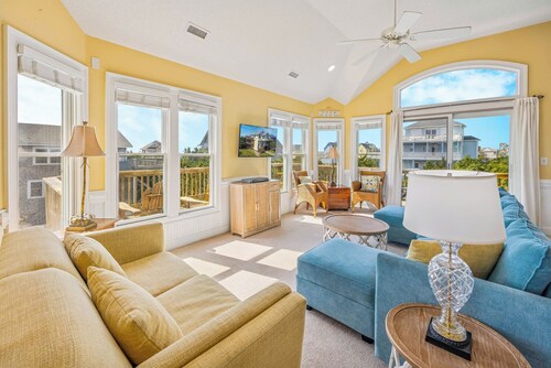 Oceanside Dog Friendly Home w/ Hot Tub, Game Room, and Wet Bar. Island Stylin'!